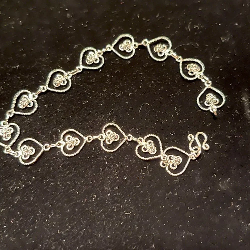 7-inch Silver-Tone Simple Elegant Heart Clasped Timeless Chain Bracelet